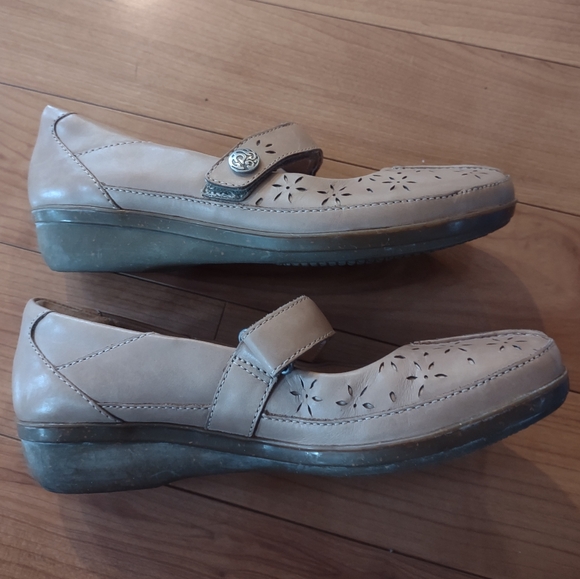 Clarks Collection Women's Mary Jane Shoe Size 8 M Laser Cut Brown Leather Wedge - Picture 5 of 7